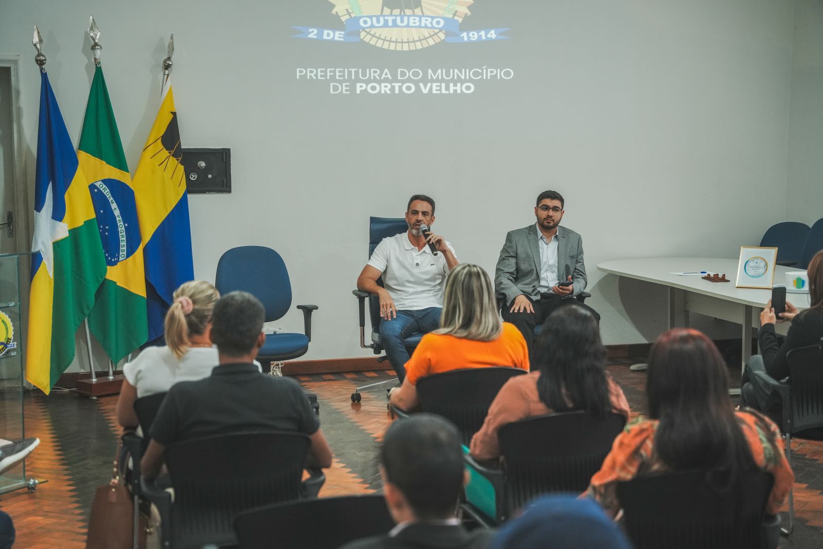 Léo Moraes, destacou que a ideia é, a partir de agora, a prefeitura estar presente nessas localidades