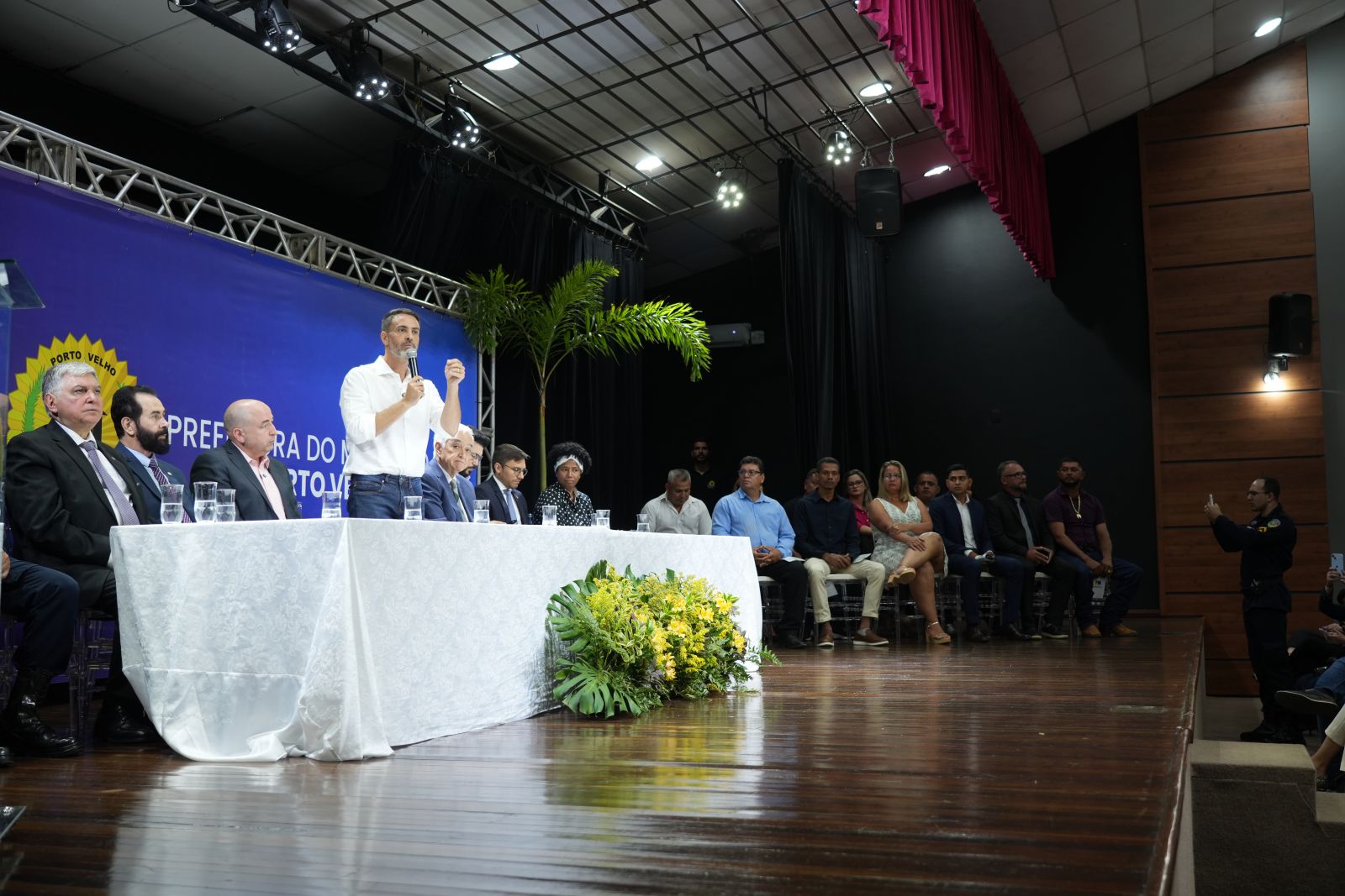 Posse foi assinada pelo prefeito Léo Moraes em uma solenidade promovida no Teatro Banzeiros